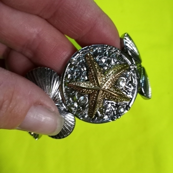Two tone silvertone goldtone crystal starfish shells stretch bracelet - Picture 3 of 5